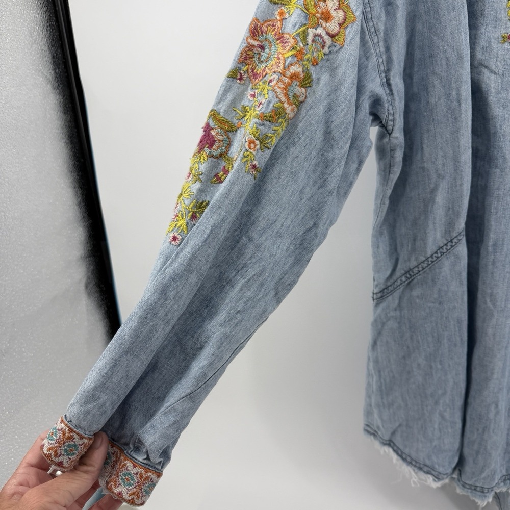 Sundance Blue Chambray Embroidered Floral Button Tunic Shirt Women's Size L - Picture 4 of 9